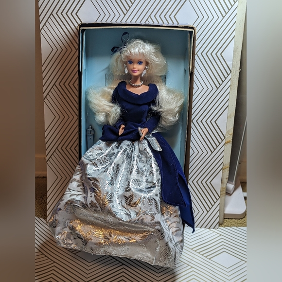 Vintage Avon Winter Velvet Barbie 1995 Rare Very Hard To Find Mattel Unique Rare - Picture 6 of 11